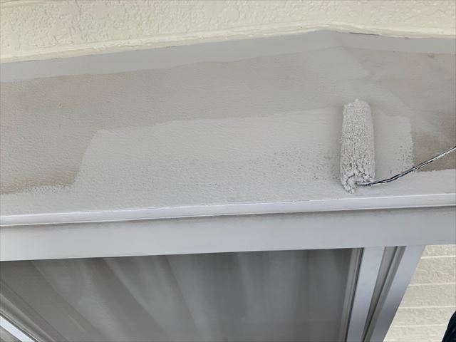 出窓の上部の塗装です