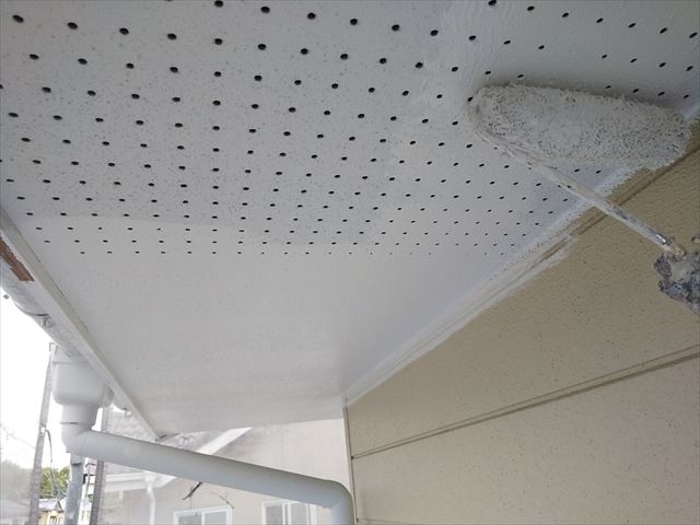 軒天の塗装です