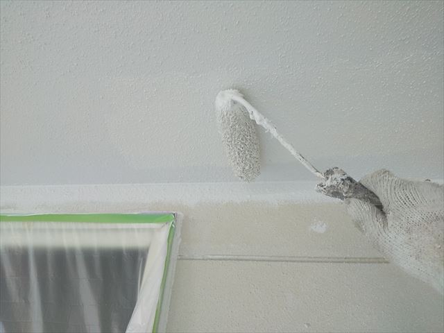 軒天の２回目、塗装です
