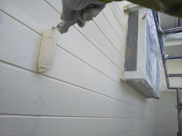 外壁の下塗り塗装です