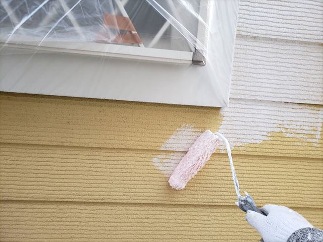 外壁の下塗り塗装です