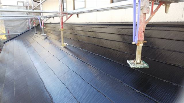 春日井市坂下町で屋根の中塗り・上塗り塗装をおこないました。