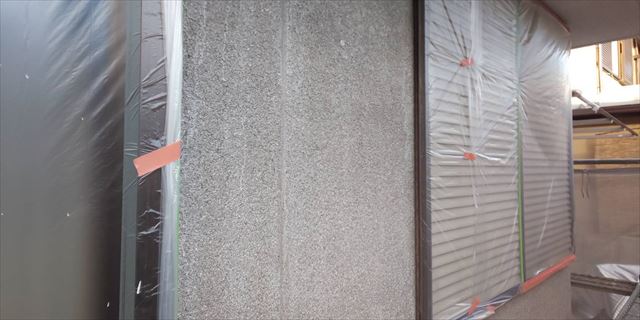 外壁の下塗り1回目です