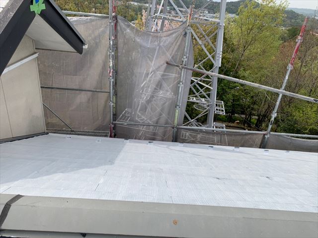 屋根の下塗りです
