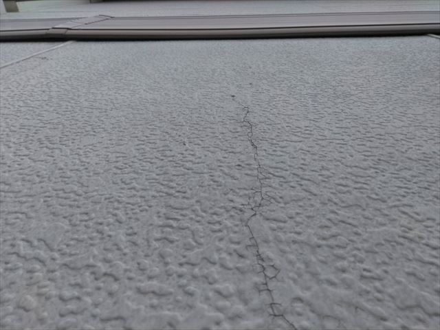 外壁に亀裂があります