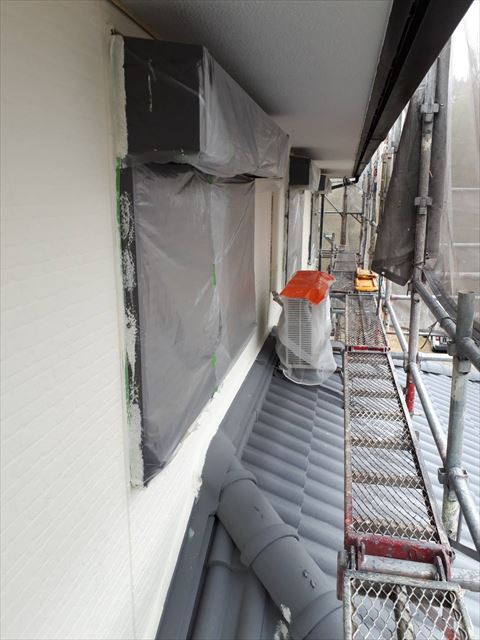 外壁の中塗り塗装です