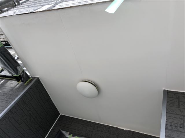 玄関天井の塗装です