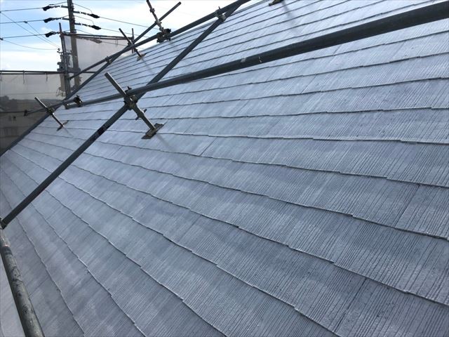 屋根の下塗り１回目です
