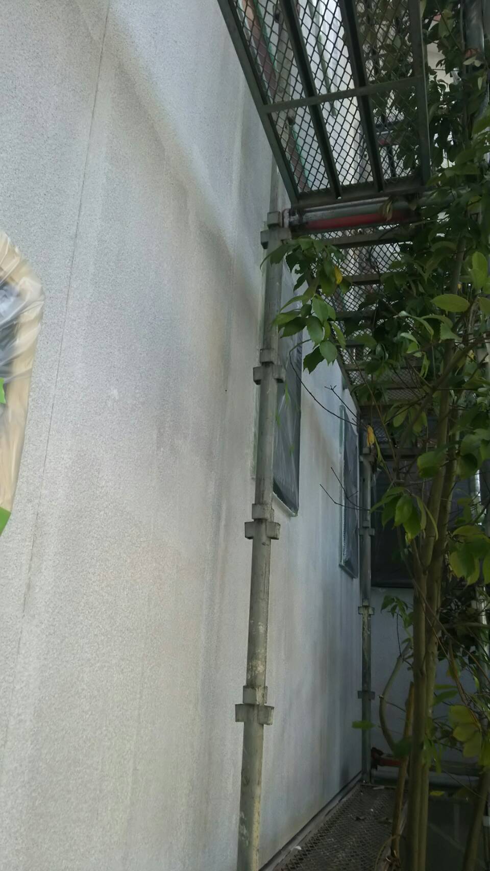 春日井市でシーリング材打ち替え完了と軒天井の塗り替えです