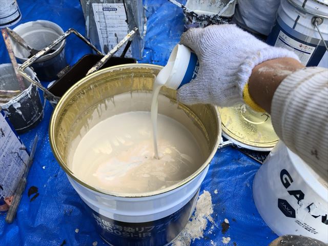 春日井市高蔵寺町で上塗り缶に防カビ剤を投入、間もなく完成。