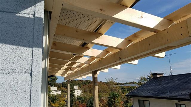 小牧市光ヶ丘でベランダにテラス屋根取付け工事を行いました。