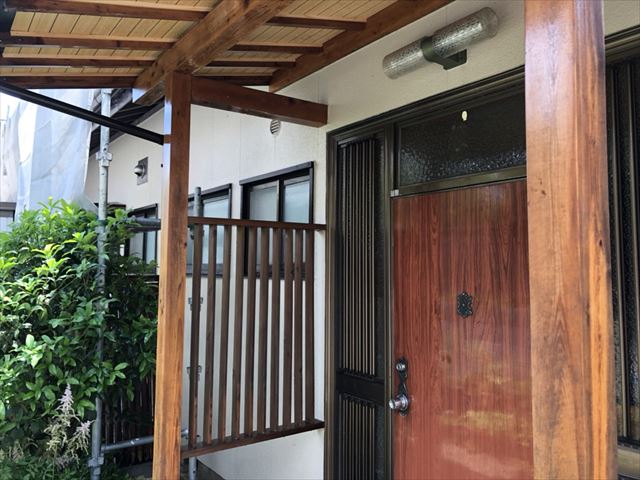 玄関前の下塗り