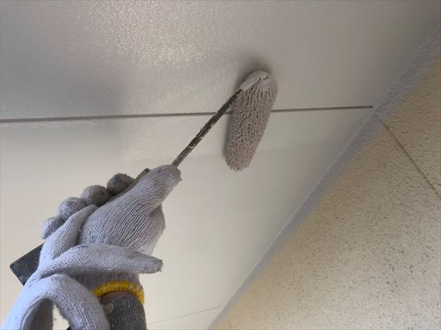 軒天の塗装です