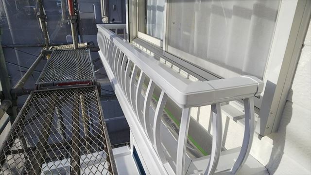 春日井市押沢台で、フラワーボックスと手すりの塗装です