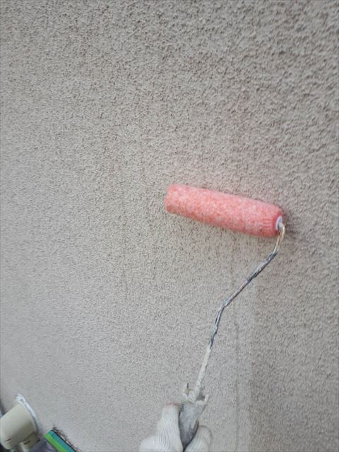 外壁の下塗り1回目です