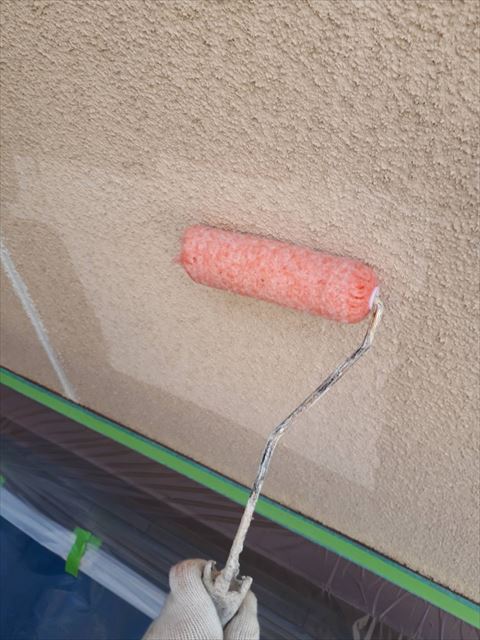 外壁の下塗り塗装です