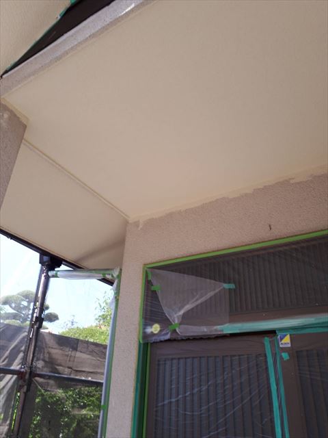 軒天の塗装です