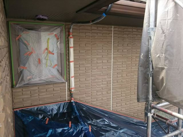 春日井市下津町で、建物の養生と外壁の下塗り塗装を行いました。