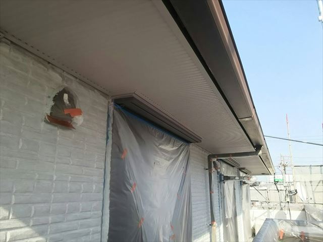 軒天の塗装です