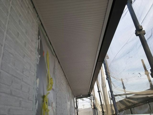 軒天の塗装です