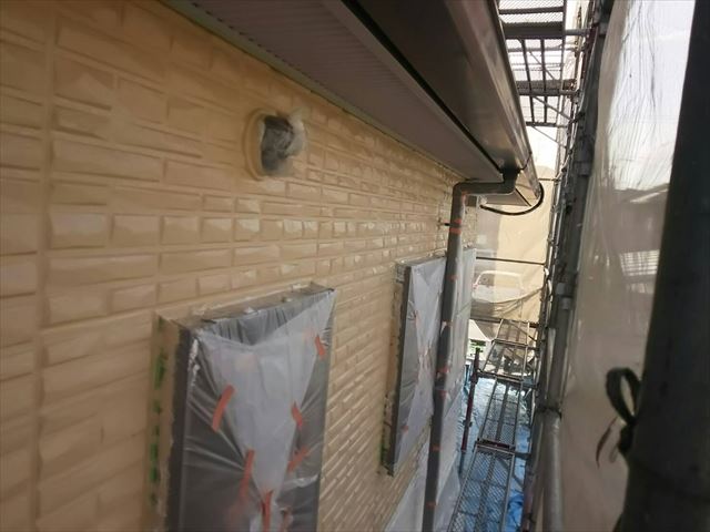 外壁の中塗り塗装です