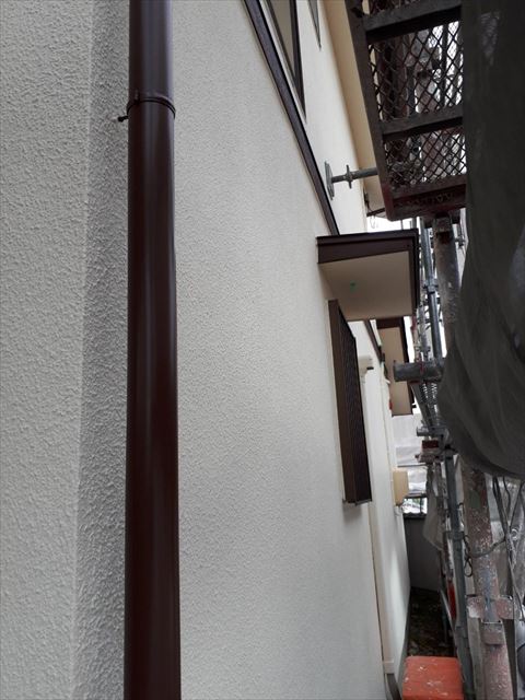 たて樋の塗装です