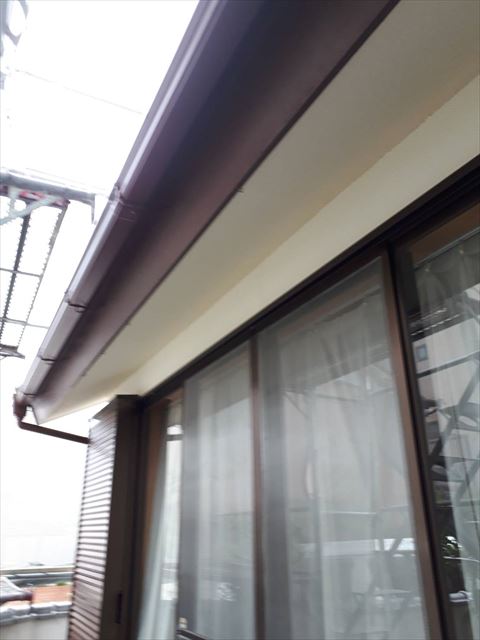 軒樋の塗装です