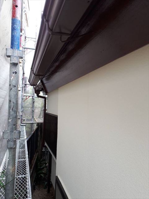 軒樋の塗装です