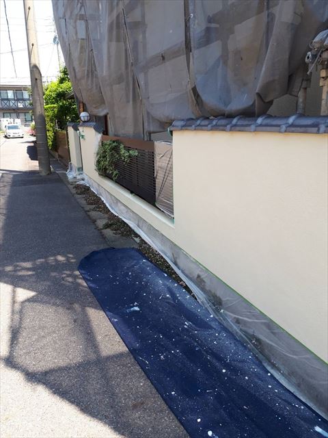 春日井市松新町で、専用の塗料でブロック塀の塗装を行いました。