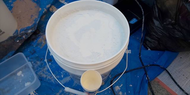 外壁の上塗り缶に防カビ剤投入