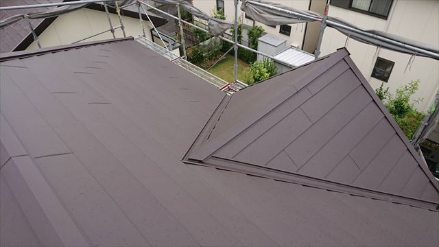 春日井市押沢台で屋根のガルバニウム鋼板、完成です。