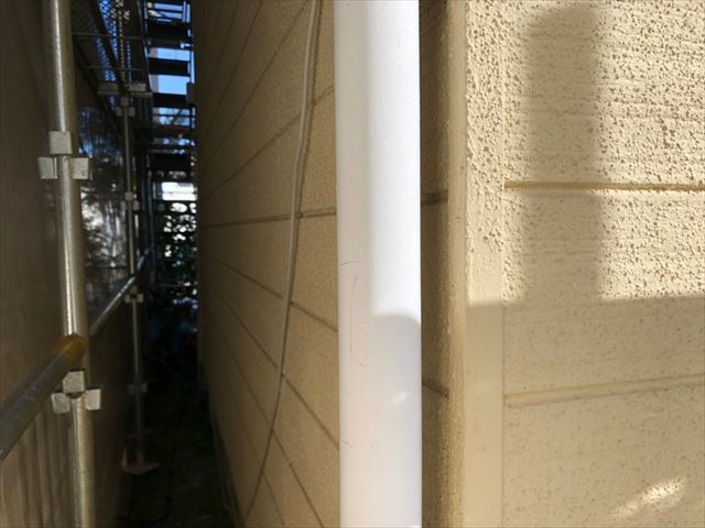 たて樋の塗装です