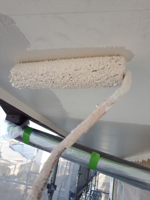 軒天の塗装1回目です