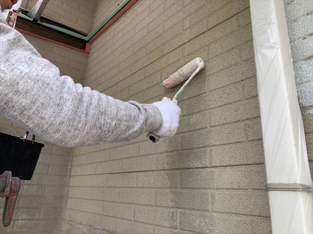 外壁の下塗りです