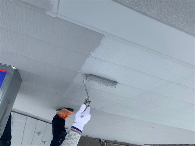 外壁の上塗り塗装です