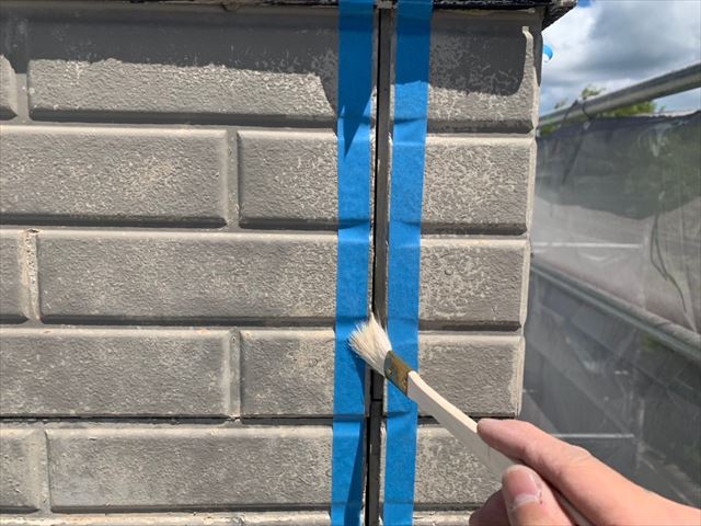 専用プライマーを塗布します