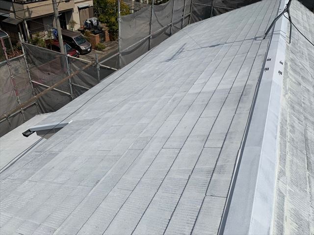 屋根の下塗り1回目です