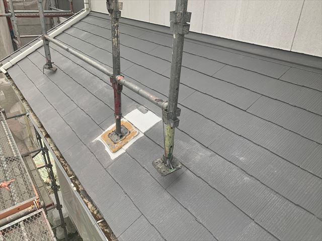 屋根の中塗り塗装です