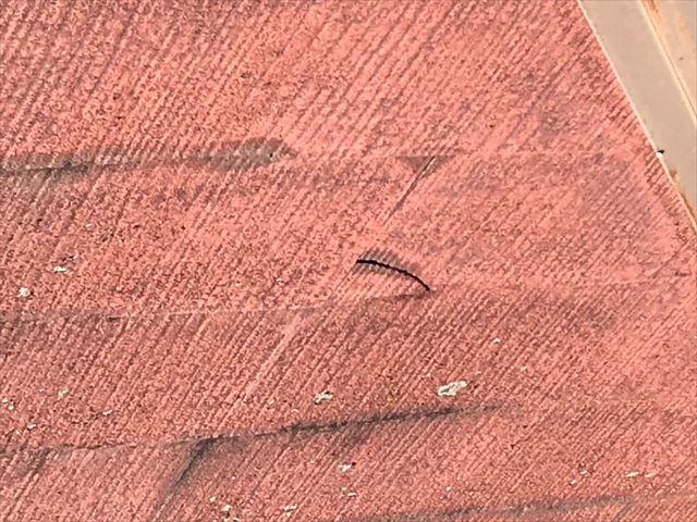 屋根に亀裂があります