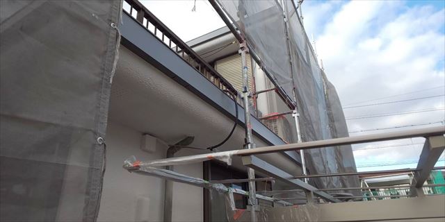 ベランダの周りの塗装です