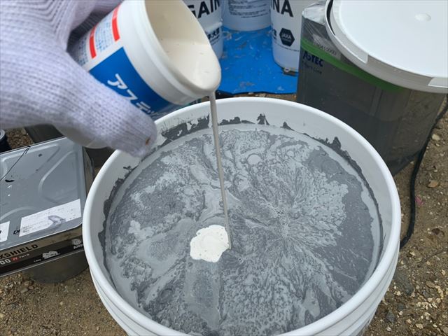 上塗り缶に防カビ剤を投入