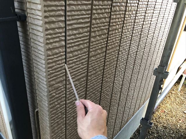 既存のたて目地を剥がします