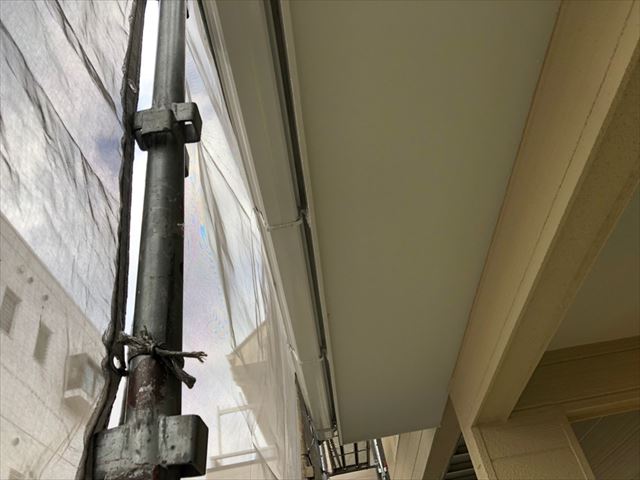 軒天の塗装です