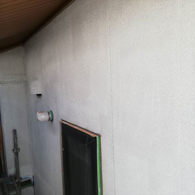 外壁の下塗り2回目です