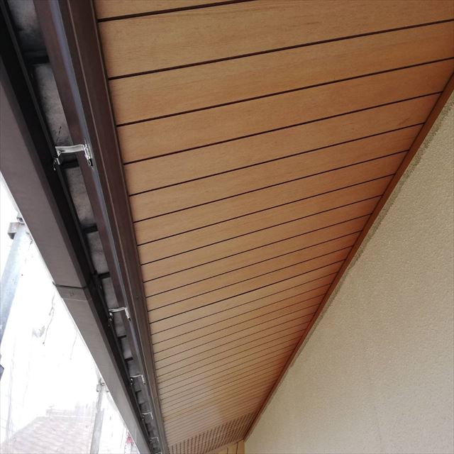 軒天の塗装です