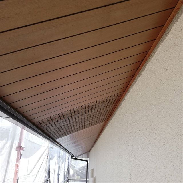 軒天の塗装です