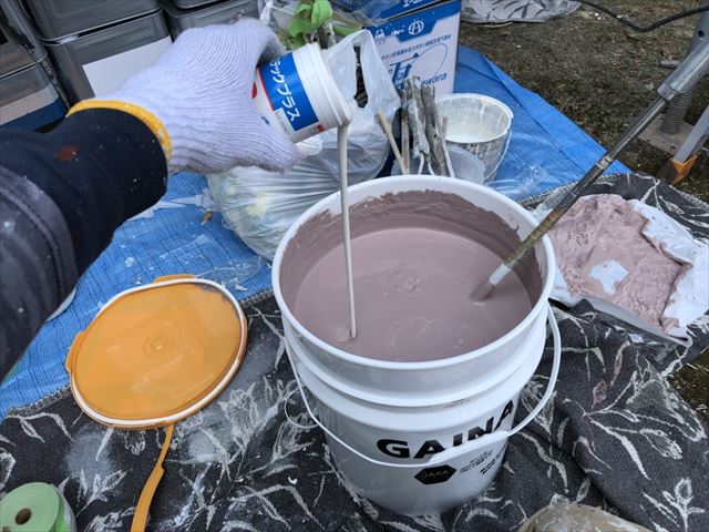 上塗り材に防カビ剤投入です