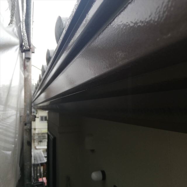 軒樋の塗装です