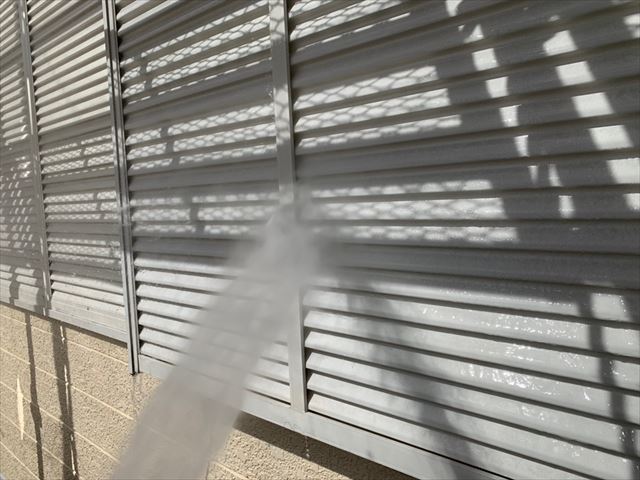 雨戸の洗浄です