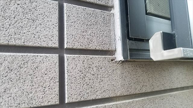 窓枠かどの外壁隙間